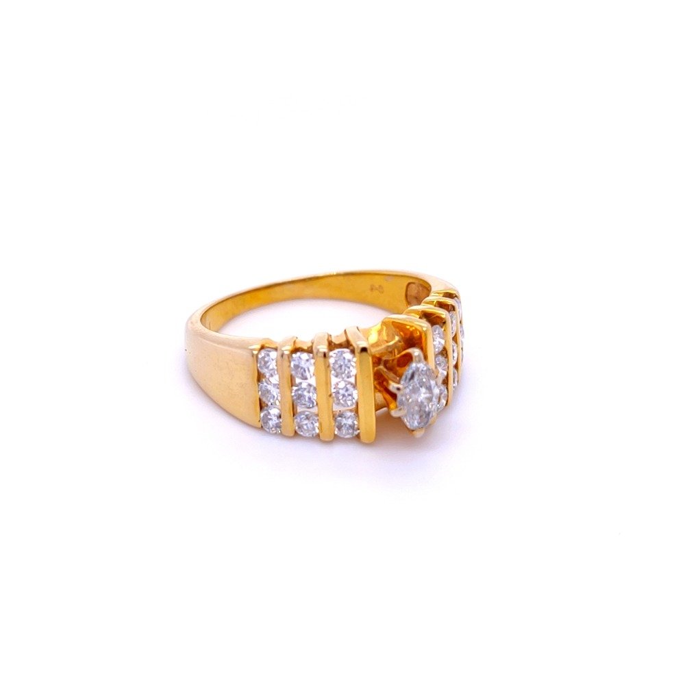 The classic round brilliant and marquise shape diamond ring in 14 kt