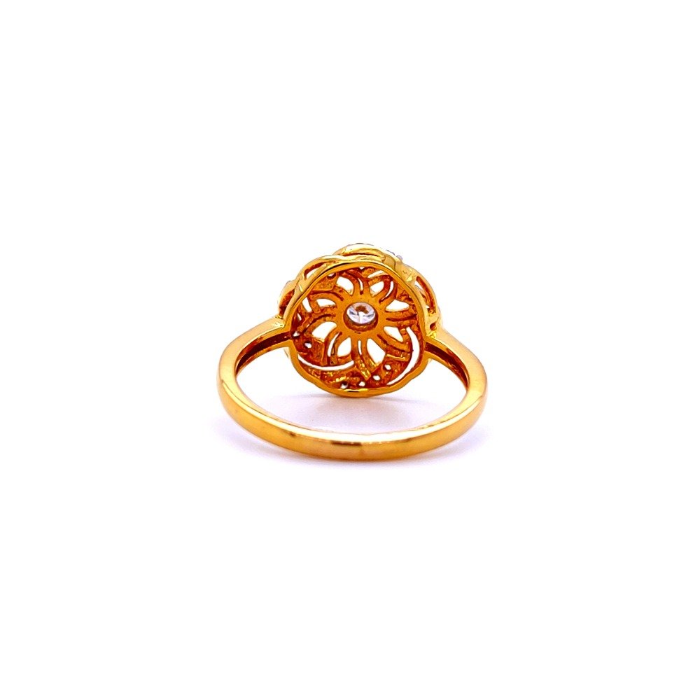 Blossom diamond round ring in 18 kt