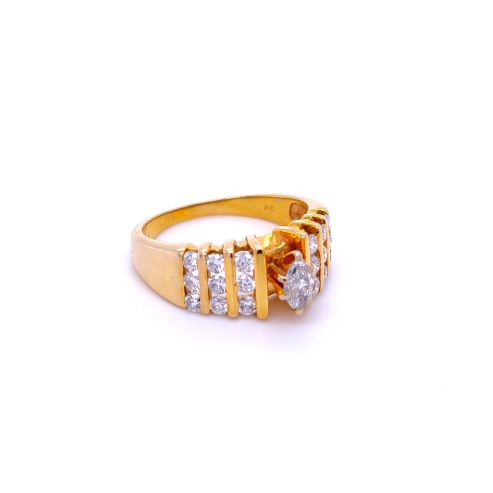 The classic round brilliant and marquise shape diamond ring in 14 kt
